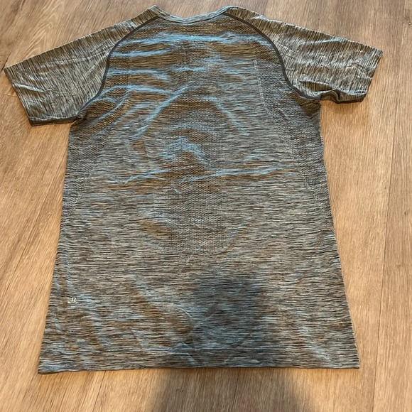 Men’s Lululemon Swiftly Tech Shirt - Picture 2 of 3
